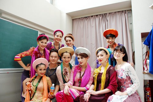 Vũ Hoàng Điệp và Chung Thục Quyên cùng các người mẫu Việt Nam tham gia biểu diễn trong Tuần lễ văn hóa Việt tại Tokyo vào cuối tháng 9/2011.