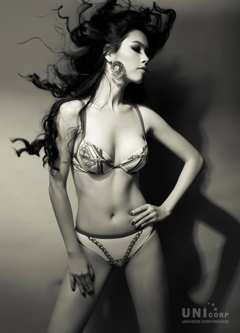 Sau một thời gian tích cực luyện tập, đại diện Việt Nam tại Miss Universe 2011 tự tin khoe cơ thể săn chắc và gợi cảm trong những bộ bikini. >>Nhà của Á hậu Hoàng My bỏ hoang, ngập lá vàng, treo biển 'cho thuê'