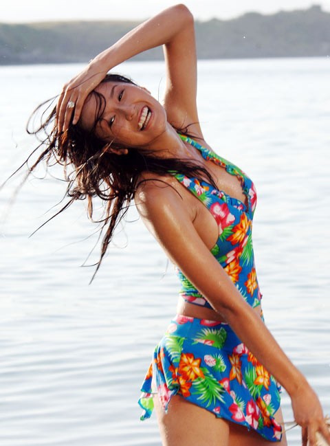 Trong bộ bikini bắt mắt, mặt mộc, hoa hậu Mai Phương Thúy đầm mình trong sóng biển Nha Trang vào tháng 6/2011, được nắng gió xứ trầm hương tặng cho làn da bánh mật quyến rũ.