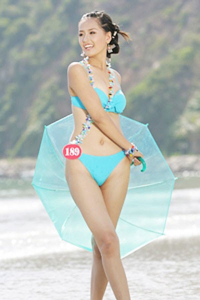 Mai Phương Thúy căng tràn sức trẻ trong trang phục bikini của cuộc thi HHVN 2006.