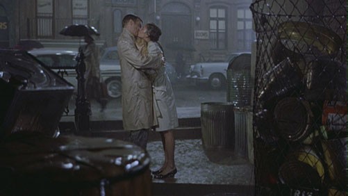Bộ phim ghi dấu ấn sâu sắc trong lòng khán giả với nhiều phân cảnh lãng mạn, đặc biệt là cảnh quay Holly (Audrey Hepburn thể hiện) và Paul Varjak (George Peppard thủ vai) ôm hôn say đắm dưới mưa.