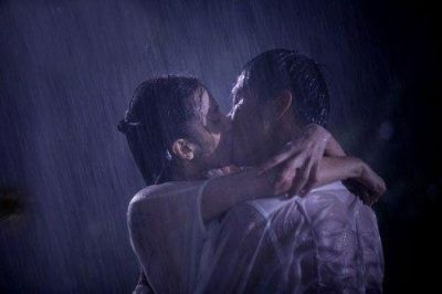 Cảnh hôn nhau dưới mưa trong "Luck with the opposite sex" của nữ diễn viên Phạm Băng Băng và nam diễn viên Cát Ưu.