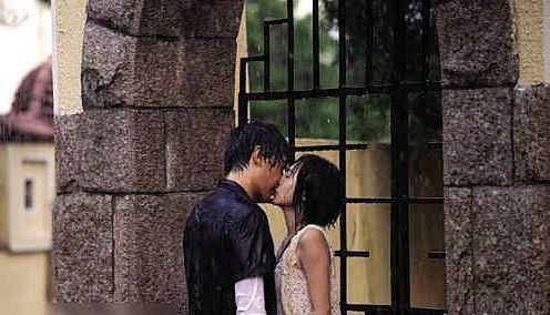 Trịnh Nguyên Sướng và Lý Phi Nhi đã có cảnh hôn nhau vô cùng mùi mẫn trong phim "Hoan nghênh tình yêu đến" kéo dài 20 phút.