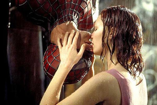 Bối cảnh trời mưa cũng như tư thế hôn khác thường đã tạo nên nét đặc trưng riêng mang thương hiệu “Spiderman kiss” (nụ hôn của Người Nhện).