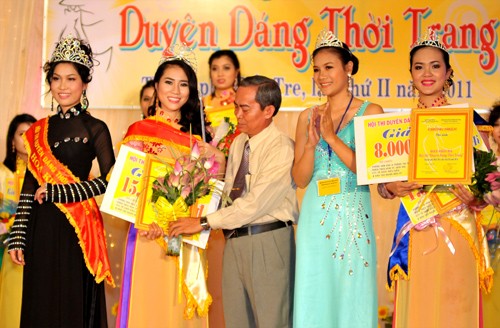 Yến Duy quê Bến Tre từng đăng quang Hoa Khôi duyên dáng thời trang năm 2010, từng học chuyên ngành du lịch của trường Cao đẳng Nguyễn Tất Thành, TP.HCM.