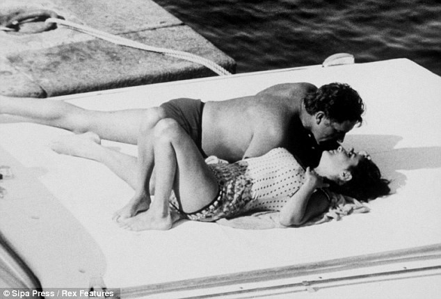 Hình ảnh của Liz và Richard trên chiếc thuyền ở biển Ischia, vịnh Naples bị cánh săn ảnh chụp vào tháng 6/1962.