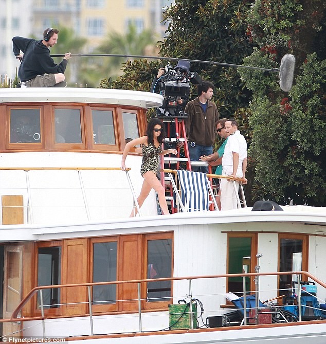 Đèn, máy quay và ống kính bao quanh chiếc thuyền