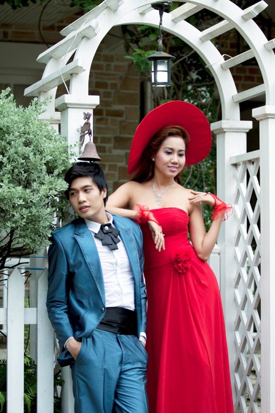 Bạn diễn của người đẹp này là mẫu nam Phạm Đức Long (Long Louis). Bộ ảnh được thực hiện vào cuối tháng 9/2011.