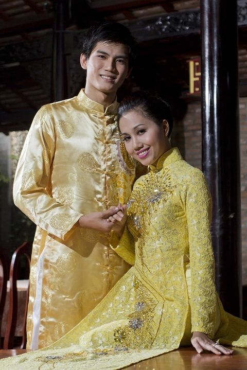 Trong trang phục áo dài, Mỹ Xuân trong vai một thiếu nữ e ấp bên chàng người mẫu trẻ Tiến Thịnh trong bộ ảnh chào năm mới được thực hiện đầu tháng 1/2012.