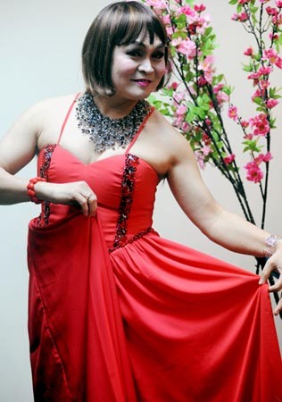 Xuân Hinh cũng là một trong những nghệ sĩ hài diễn nhiều vai giả gái