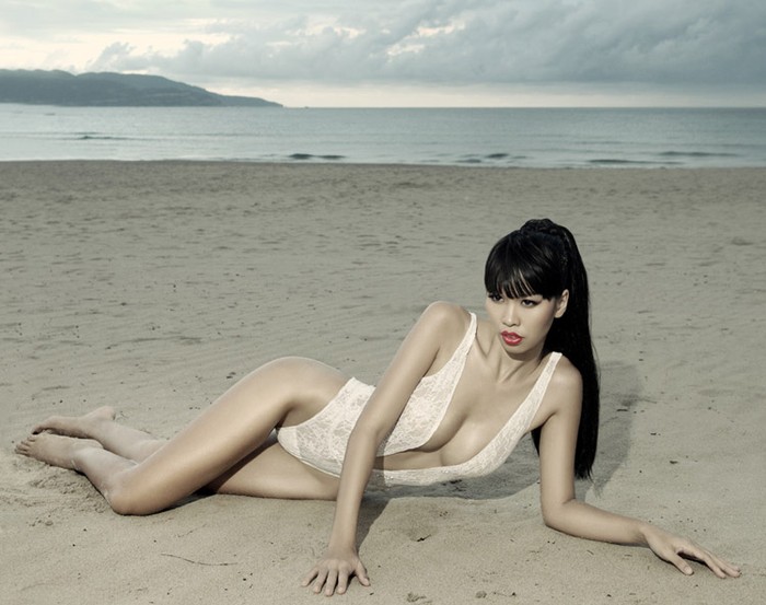 Siêu mẫu Hà Anh có dịp khoe những đường cong nóng bỏng với các mẫu bikini mới nhất cho mùa hè năm 2011.