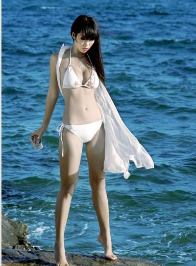 Lấy bối cảnh ở bãi biển xanh trong, siêu mẫu Hà Anh tạo dáng nóng bỏng và kiêu sa với bikini nóng bỏng trên bờ biển vào tháng 10/2010.