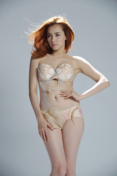 Là người mẫu thời trang, diễn viên điện ảnh, Trang Nhung thường xuyên chụp ảnh cùng bikini.