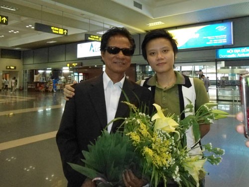Chế Linh - “ông hoàng” dòng nhạc bolero về Việt Nam chuẩn bị biểu diễn đêm liveshow "Nhật ký đời tôi" diễn ra tối 9-6 tại Hà Nội. Ông được khán giả trẻ chào đón nhiệt tình ở sân bay.