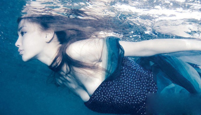 Sẽ thật khó rời mắt trước hình ảnh đẹp như mộng của Angela Baby khi cô đắm mình trong làn nước trong xanh.