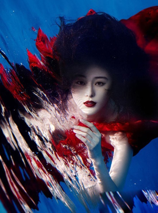 Bộ ảnh Phạm Băng Băng uyển chuyển dưới nước với sắc đỏ rực rỡ như nàng tiên cá đắm mình trong làn nước.