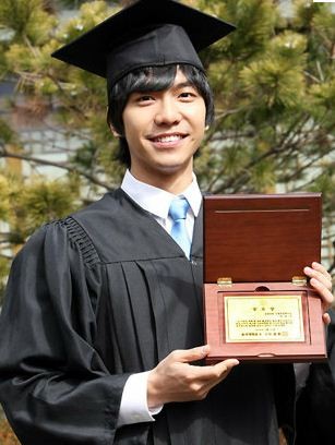 Lee Seung Gi tốt nghiệp chuyên nhàng Thương mại và Quản trị quốc tế Đại học Dongkuk. Hiện anh đang theo học khóa thạc sỹ ngành này.