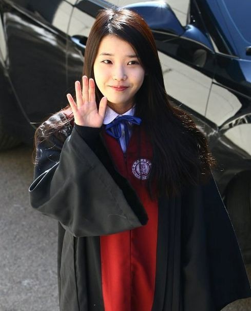 Hình ảnh cô ca sĩ xinh đẹp xứ Hàn IU trong ngày tốt nghiệp cấp 3