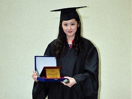 Jang Nara nữ ca sĩ kiêm diễn viên điện ảnh xứ Hàn nhận bằng tốt nghiệp cử nhân chuyên ngành diễn xuất tại khoa điện ảnh bộ môn nghệ thuật trường đại học Chung-ang quận Dong-Chak.