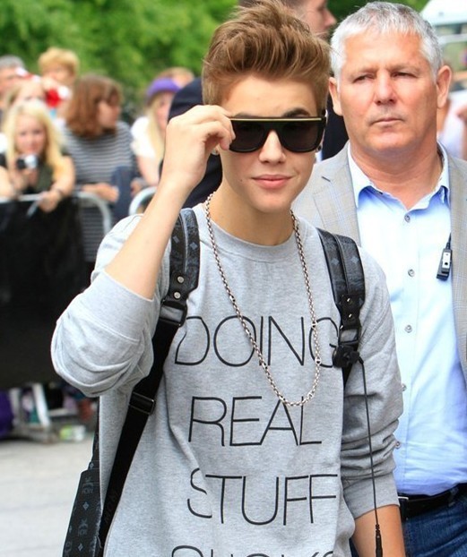 Justin Bieber xuất hiện rất giản dị trên đường phố Berlin, Đức với cặp kính xì tin cùng trang phục giản dị thường ngày: áo phông, quần jeans.