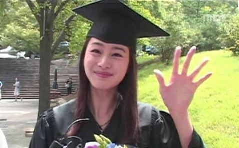 Kim Tae Hee tốt nghiệp khoa thiết kế thời trang trường Đại học Quốc gia Seoul