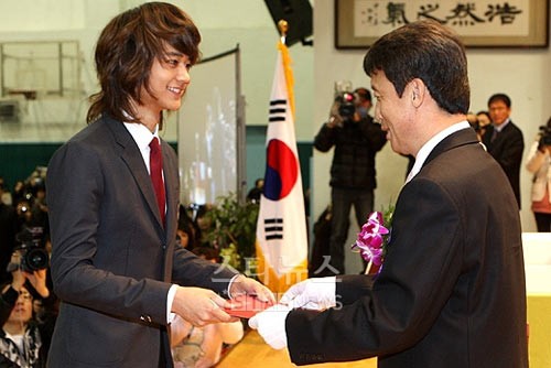 Thành viên của nhóm nhạc Shinnee - Minho cũng đã rất vui mừng nở nụ cười hạnh phúc khi nhận được bằng khen sinh viên tiêu biểu trong lễ tốt nghiệp lần thứ 28 của trường cấp 3 trực thuộc ngành sư phạm đại học Kon Kuk quận Koang Jin Seoul