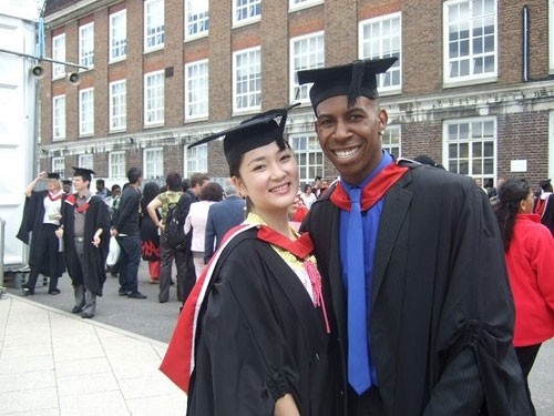 Hoa hậu Nguyễn Thị Huyền trong ngày tốt nghiệp đại học tại Anh.