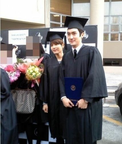Hai thành viên của nhóm Super Junior là Siwon và Ryeowook trong ngày tạm biệt với trường Đại học Inha