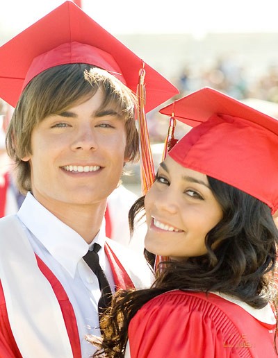 Zac Efron và Vanessa tươi cười rạng rỡ khi cùng dự lễ tốt nghiệp với các bạn