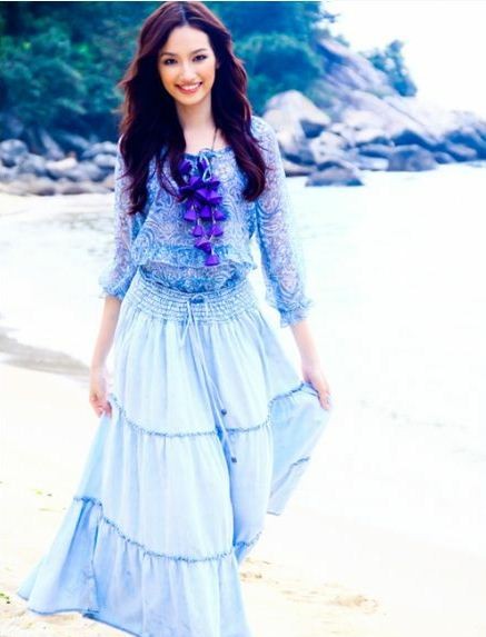Hoa hậu Trúc Diễm khoe nụ cười tươi tắn cùng vẻ đẹp như nắng sớm trên biển trong trang phục váy maxi màu xanh quyến rũ. (ảnh BĐVN)