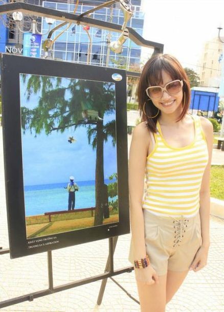 Tới Nha Trang tham gia biểu diễn Festival Biển, hoa hậu Trúc Diễm đã tranh thủ thời gian rảnh để tham quan một số khung cảnh đẹp và xem triển lãm ảnh vào 13/6/2011.
