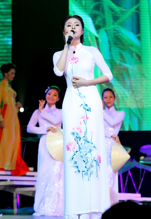 Không phải là ca sĩ chuyên nghiệp nhưng giọng hát Vân Trang khá ngọt ngào, dễ nghe. Cô được đông đảo khán giả hưởng ứng, vỗ tay nồng nhiệt. (Theo PL TPHCM)