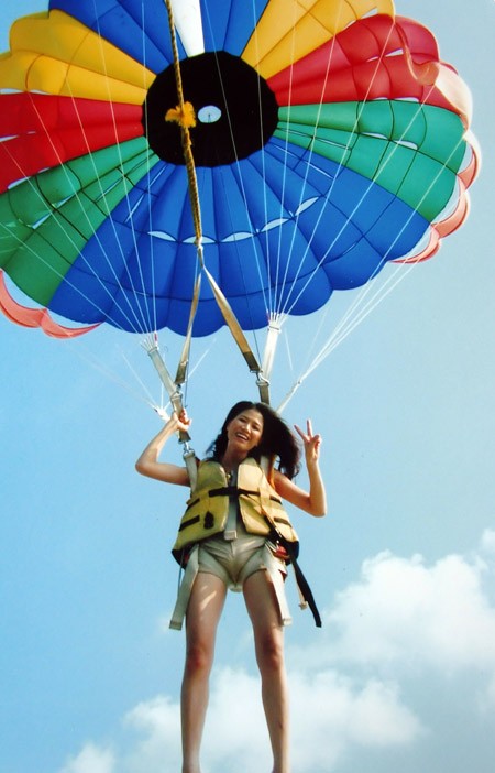 Trang Trần trải qua cảm giác thú vị khi được nhảy dù trên biển Pattaya, Thái Lan vào tháng 5/2011.