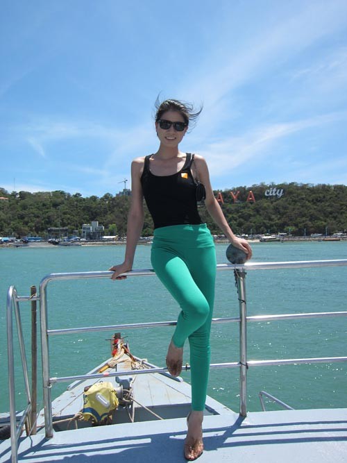 Khi tham quan trên biển, cô nàng đã chọn cho mình mẫu quần legging xanh kết hợp cùng áo ba lỗ trên chất liệu thun gợi cảm.