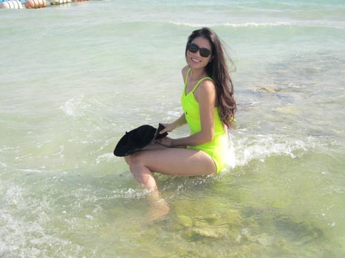Hòa mình trong sắc xanh của miền biển đẹp, Trang Trần khoe dáng chuẩn với bikini sexy. (Theo ngoisao)