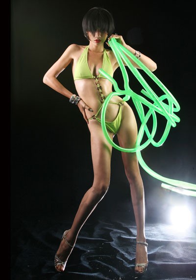 Người mẫu cá tính rực rỡ trong những tông màu bikini ấn tượng. Bộ ảnh được thực hiện vào cuối tháng 5/2009.