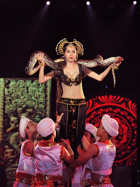 Sử dụng giai điệu sôi động của ca khúc Jai Ho, nữ ca sĩ gợi cảm đã hóa thân thành một vũ công Ấn Độ thật nóng bỏng trong từng bước nhảy điêu luyện. Đặc biệt, cô nàng còn diễn với… một con trăn khá to. Đáp lại sự cố gắng và đột phá đó của Thủy Tiên, BGK đã cho phần thi 4 điểm 10.
