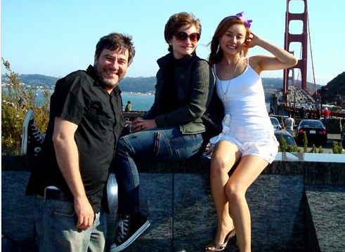 Nữ ca sĩ chụp ảnh cùng hai người bạn Mỹ trên cầu Cổng Vàng - Golden Gate. (Theo ngoisao)