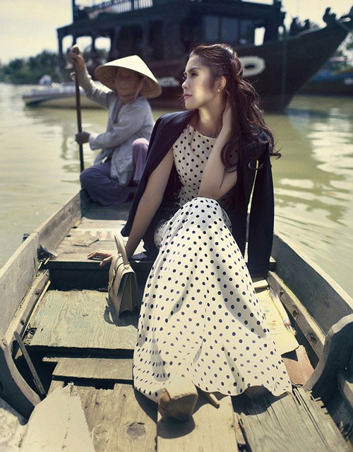 Diện những trang phục mang đậm nét cổ điển, sang trọng của hai nhà thiết kế Tú Ngô và Nguyễn Minh Phúc, Tăng Thanh Hà biến thành cô tiểu thư xinh đẹp và quyến rũ ở thành phố biển Đà Nẵng vào tháng 5/2012.