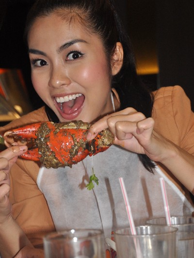 Đến Singapore vào tháng 5/2011, Tăng Thanh Hà thích thú khi được nếm vị cay nồng của món cua biển sốt tiêu tại một nhà hàng ven biển.