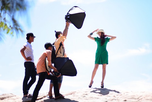 Tăng Thanh Hà xinh đẹp và năng động trong những shoot hình quảng cáo cùng nắng gió ở bãi biển Phan Thiết hồi tháng 4/2012.