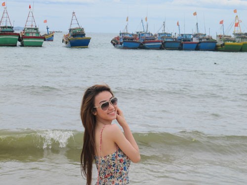 Ngân Khánh nói yêu nhất biển ở quê mình, lâu lâu mới có dịp ra biển Ngân Khánh để thỏa sức tạo dáng. >>Nhan sắc mặn mà của nữ diễn viên Ngân Khánh