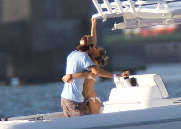 Ngôi sao quần vợt nổi tiếng Anna Kournikova bị bắt gặp đang hôn đắm đuối người tình - chàng ca sỹ điển trai Enrique Iglesias trên bãi biển ở Miami.