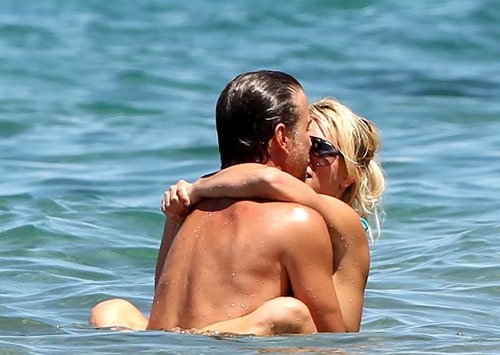 Britney Spears và nụ hôn ướt át cùng chàng người tình Jason Trewick trên biển Hawaii.