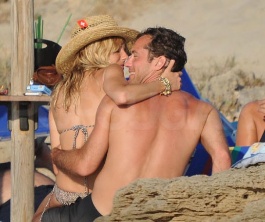 Nụ hôn trên cát của Sienna Miller và Jude Law