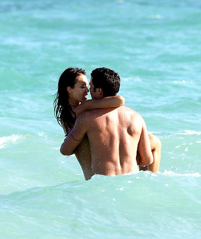 Cặp đôi Jessica Alba và Cash Warren có màn tình tứ đầy lãng mạn dưới dòng biển xanh.
