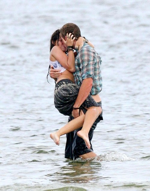 Tình yêu nồng nàn của cặp đôi Miley và Liam trên biển Georgia.