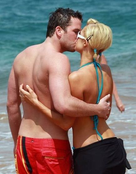Paris Hilton & Doug Reinhardt luôn trao cho nhau những nụ hôn nồng cháy, không ngại ngần chốn đông người.