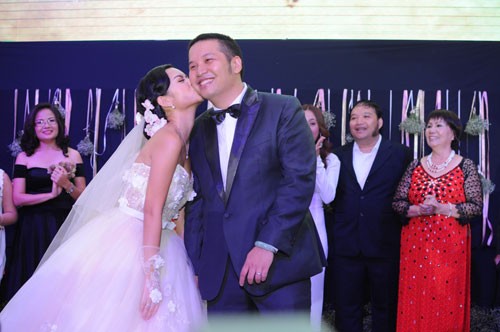 Chú rể Quang Huy và cô dâu Phạm Quỳnh Anh dành cho nhau những nụ hôn ngọt ngào trên sân khấu, trước sự chứng kiến của hơn 500 quan khách.