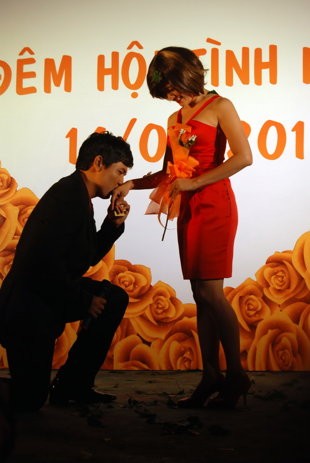 Đạo diễn Đức Thịnh bày tỏ tình yêu với “bà xã” của mình – diễn viên Thanh Thúy kể từ khi kết hôn 3 năm tại chương trình “Đêm hội tình nhân – I love you” diễn ra tối 14/2/2012.